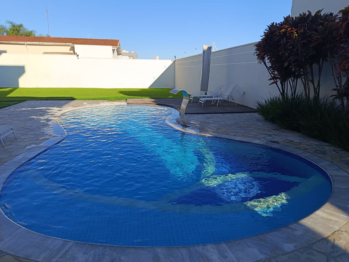 Piscina com cascata de inox