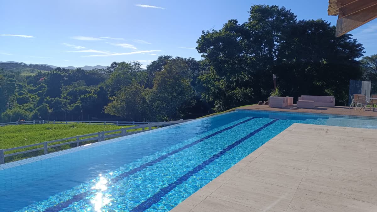 Piscina com vista para o vale