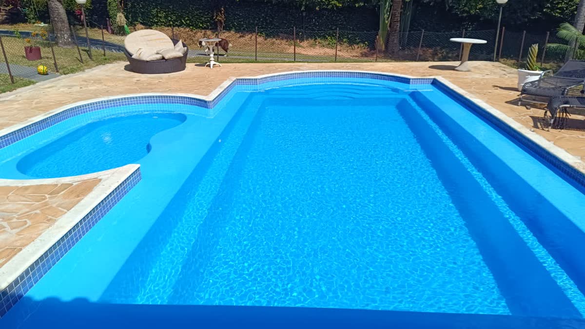 Piscina residencial com prainha