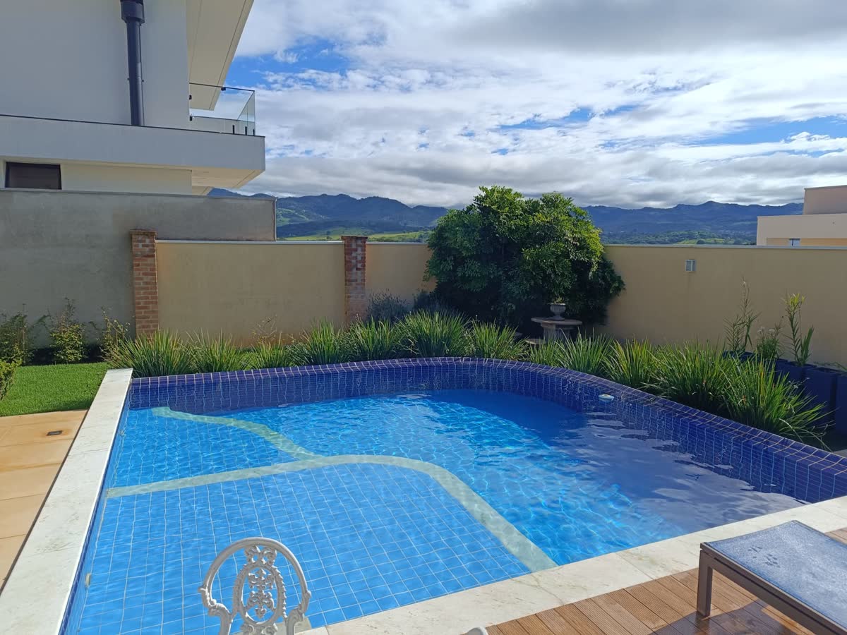 Piscina com vista para a serra